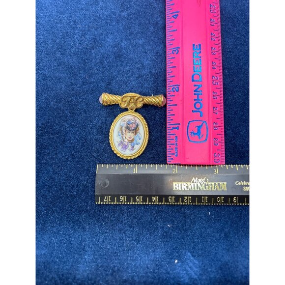 Vintage 1996-97 PC Gold Tone Brooch Portrait - Picture 6 of 6